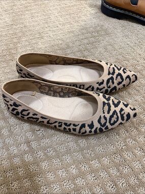 Old Navy Leopard-Print Pointed Toe Flats in Beige and Black